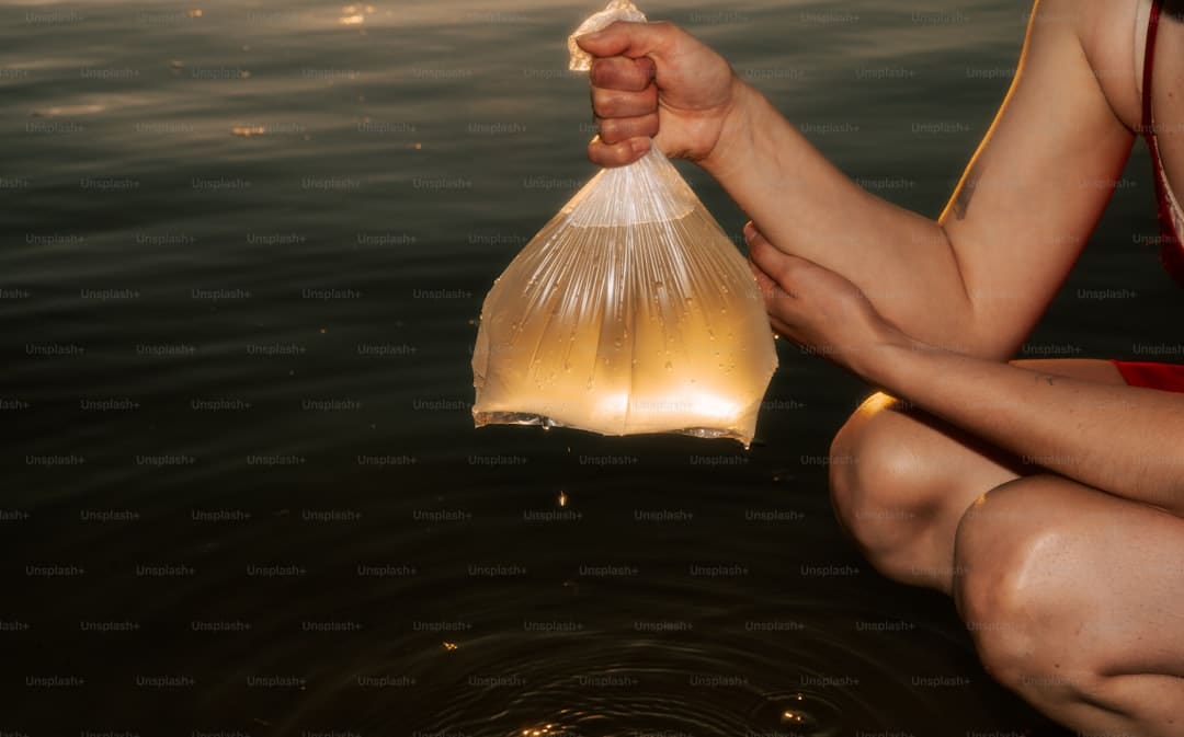 黑色悬疑电影《逃离抢钱镇》定档9月13日 贪欲迷局高能反转 人性拷问一念成魔